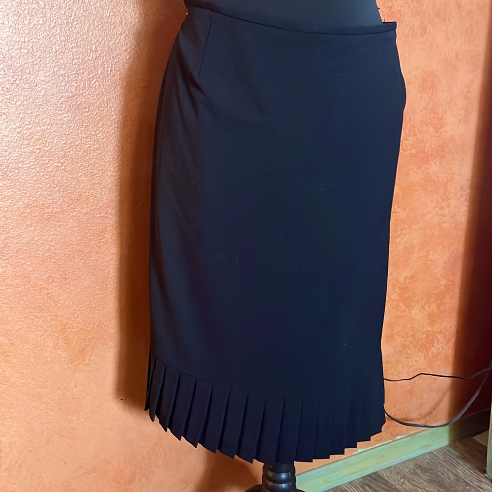 TAHARI. Black skirt w pleated hem sz 14